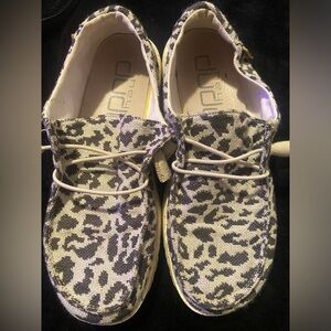 Hey Dudes women’s size 7. Worm a few times. Leopard twill